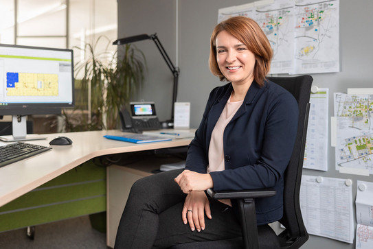 Natalia Wilk sitzt auf einem Stuhl an ihrem Schreibtisch