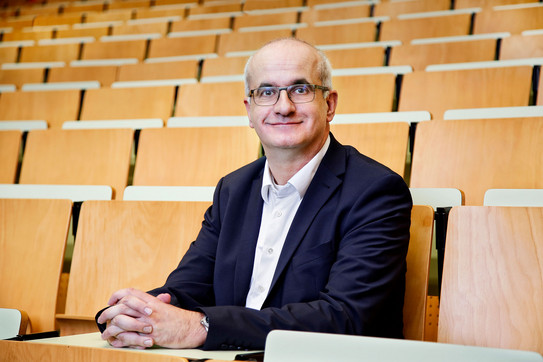 Der Rektor der TU Dortmund, Prof. Manfred Bayer, sitzt in einem Hörsaal der Universität.