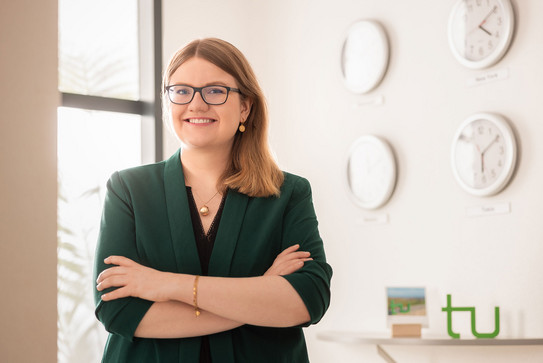 Portrait Sonja Breiholtz Sonja Breiholtz steht mit verschränkten Armen in ihrem Büro an der TU Dortmund